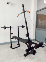 MINI GIMNASIO CHICO CON BARRA PARA DORSALES